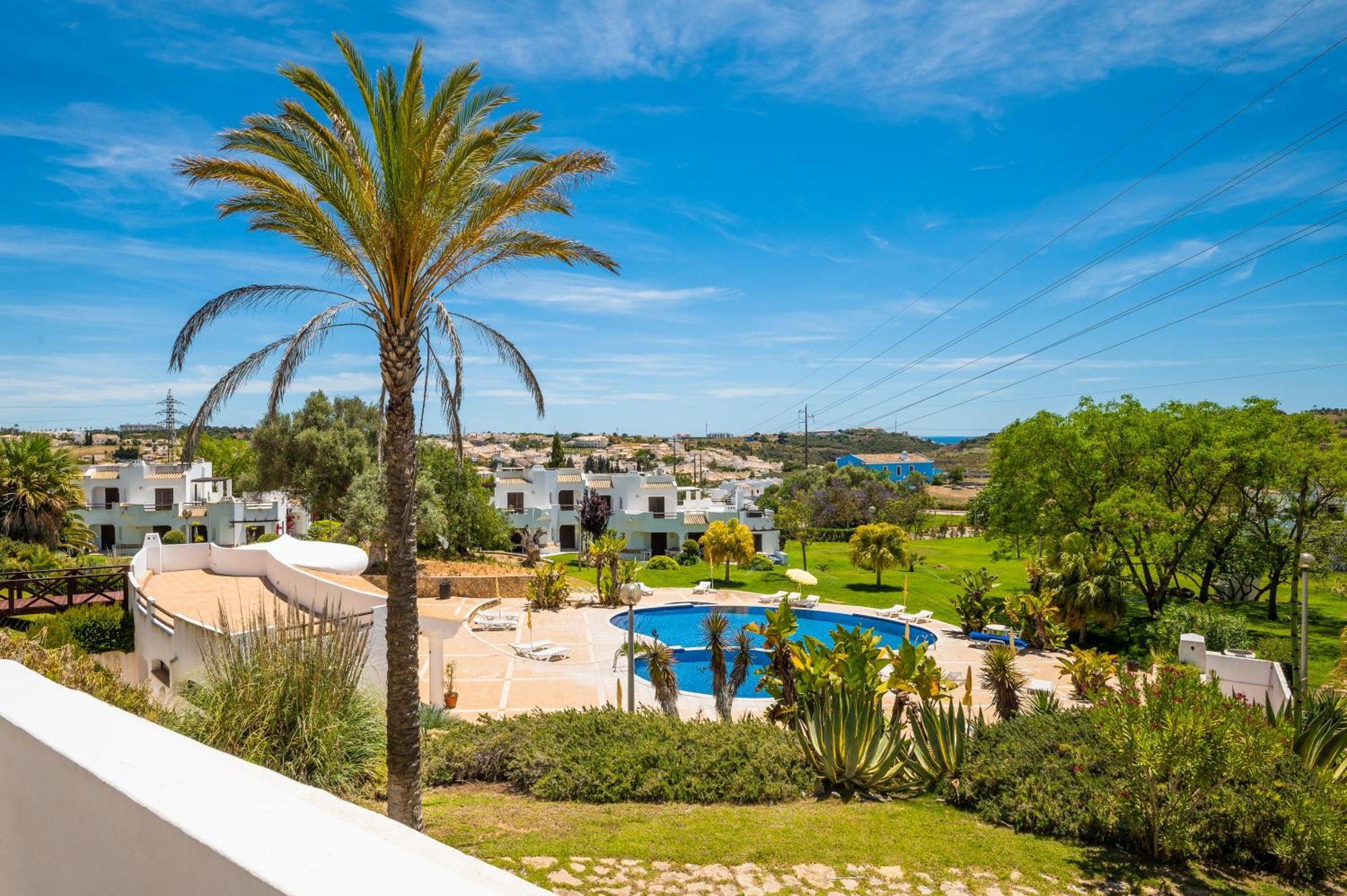 Family Holidays With Pool View Апартаменты